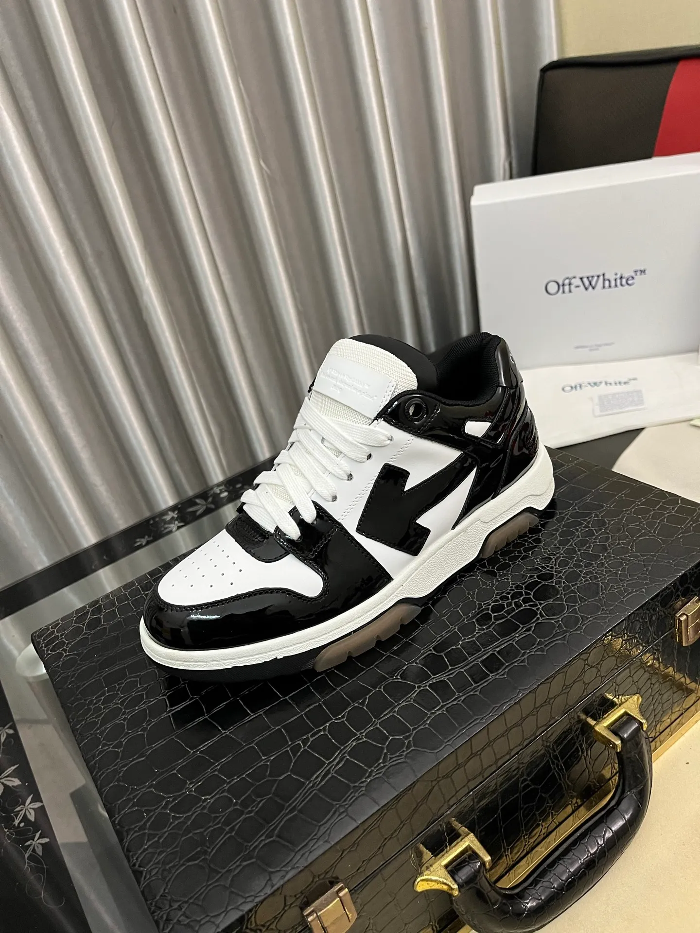 Men's shoes 💰600⌚️⌚️ OFF-White C/O VirGil Abloh fashionable and versatile casual shoes. Exclusive first release of the new model. Made of environmentally friendly cowhide leather and mesh fabric upper material. The insole is embedded with foam cushioning EVA material. The correct midsole is equipped with EVA lightweight cushioning. External tooth nail rubber outsole. The correct accessories can be customized simultaneously. Women's model: 35-40 Men's model: 39-45